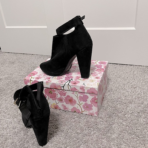 6𝒇𝒐𝒓$50 H&M Peep-toe black suede ankle boots size40(9US) - Picture 4 of 4